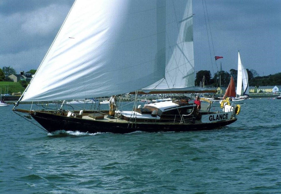 Glance racing yacht