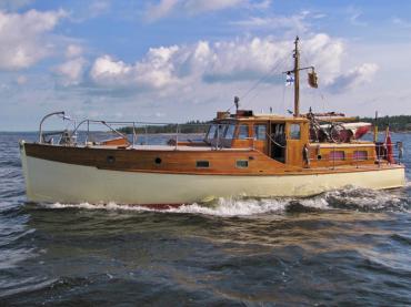 M Y Ruda - at sea, port side view