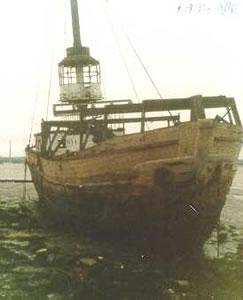 LV 38 on the foreshore at Thurrock. Bow view looking aft.