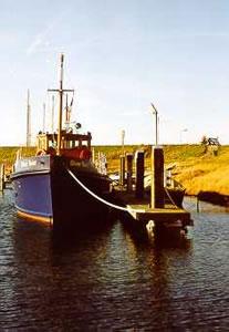 OLIVER TWIST - at mooring. Bow lookin aft.