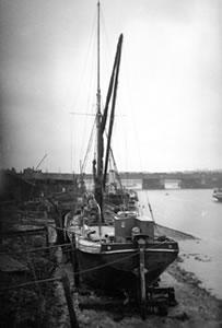 Lady Daphne - stern facing in dock N41450