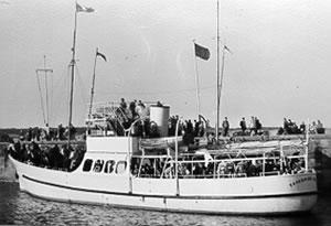 YORKSHORE BELLE - loading passengers. Port side view.