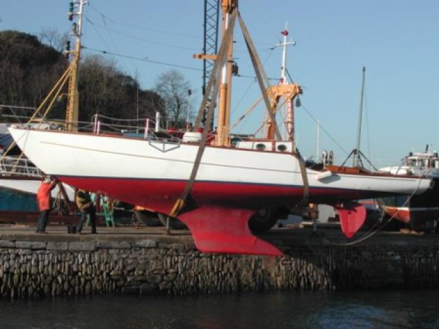 Huff of Arklow - in hoist, showing hull